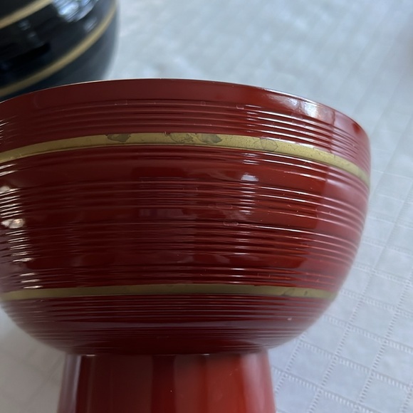 Red and Black Laquered Rice Bowls with covers - Picture 4 of 7